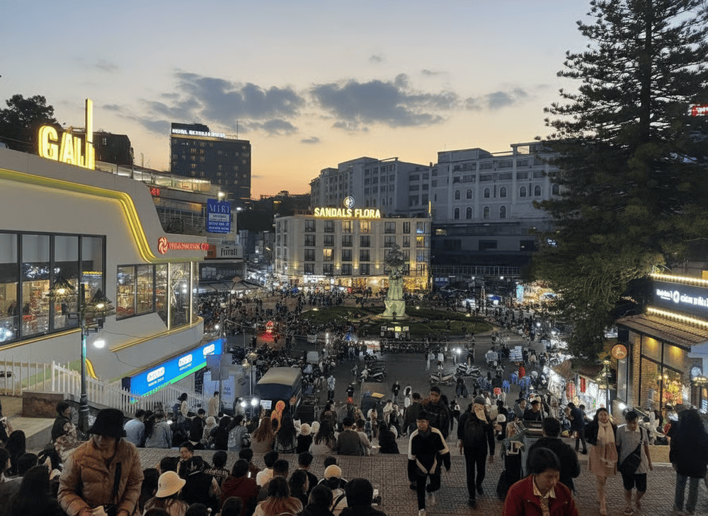 Chợ đêm Đà Lạt là nơi sôi động nhất về đêm với nhiều món ăn đặc sản và quà lưu niệm